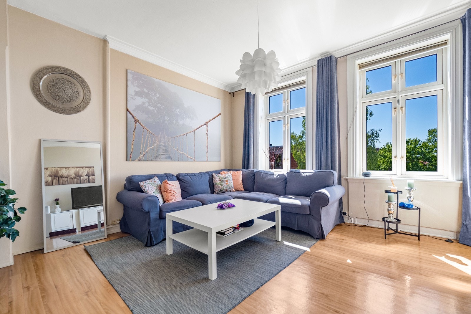 Leiligheten kjennetegnes av lyse, luftige rom med store krysspostvinduer. Høy plassering gir fint utsyn uten innsyn. Galleribilde