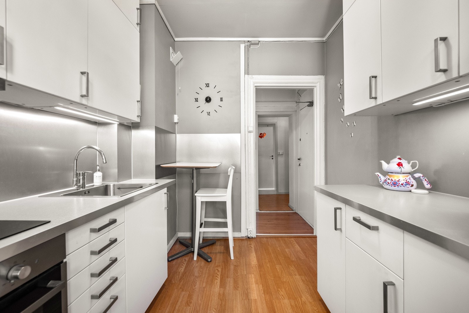 Kjøkkenet har integrert stekeovn, platetopp og kullfilterventilator, samt rom for spiseplass i hjørnet. Galleribilde