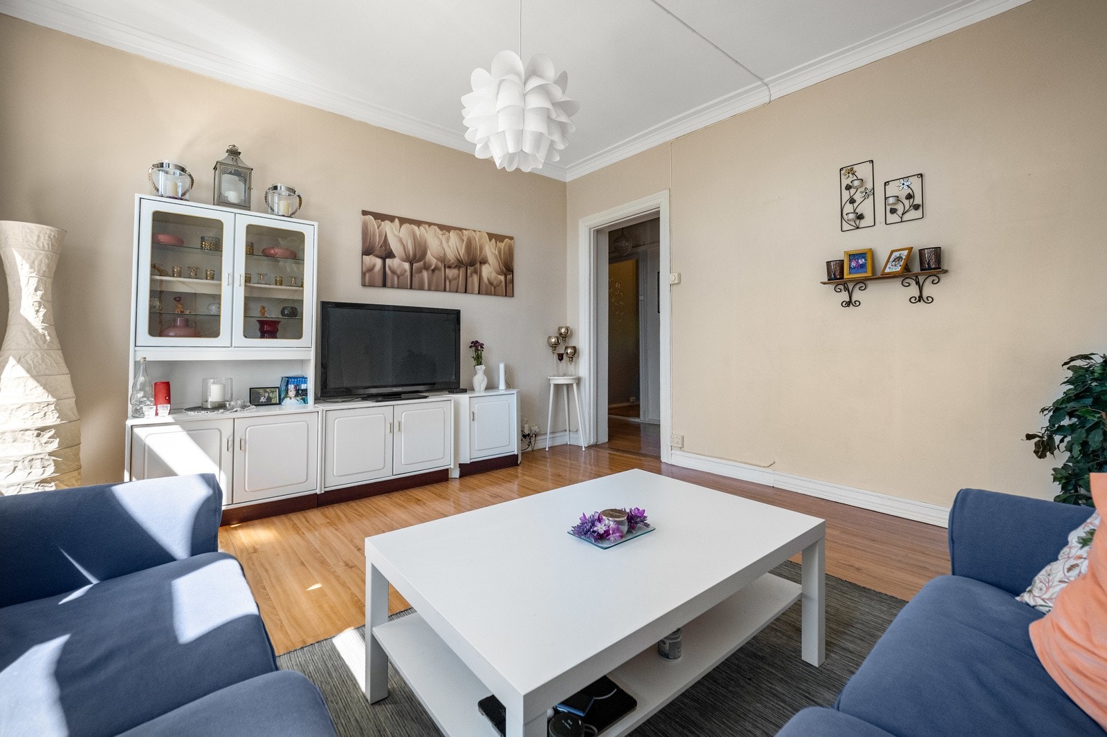 Stuen har pipeløp, men det er ikke koblet til ildsted. Muligheten kan undersøkes i borettslaget. Galleribilde