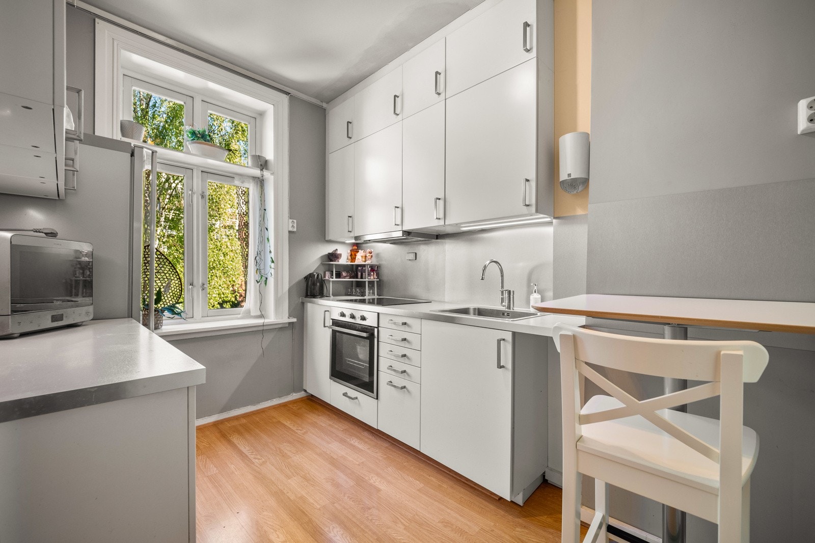 Kjøkkenvinduet vil bli erstattet med tofløyet dør mot en ny balkong på 4 kvm, som settes opp i løpet av sommeren. Galleribilde