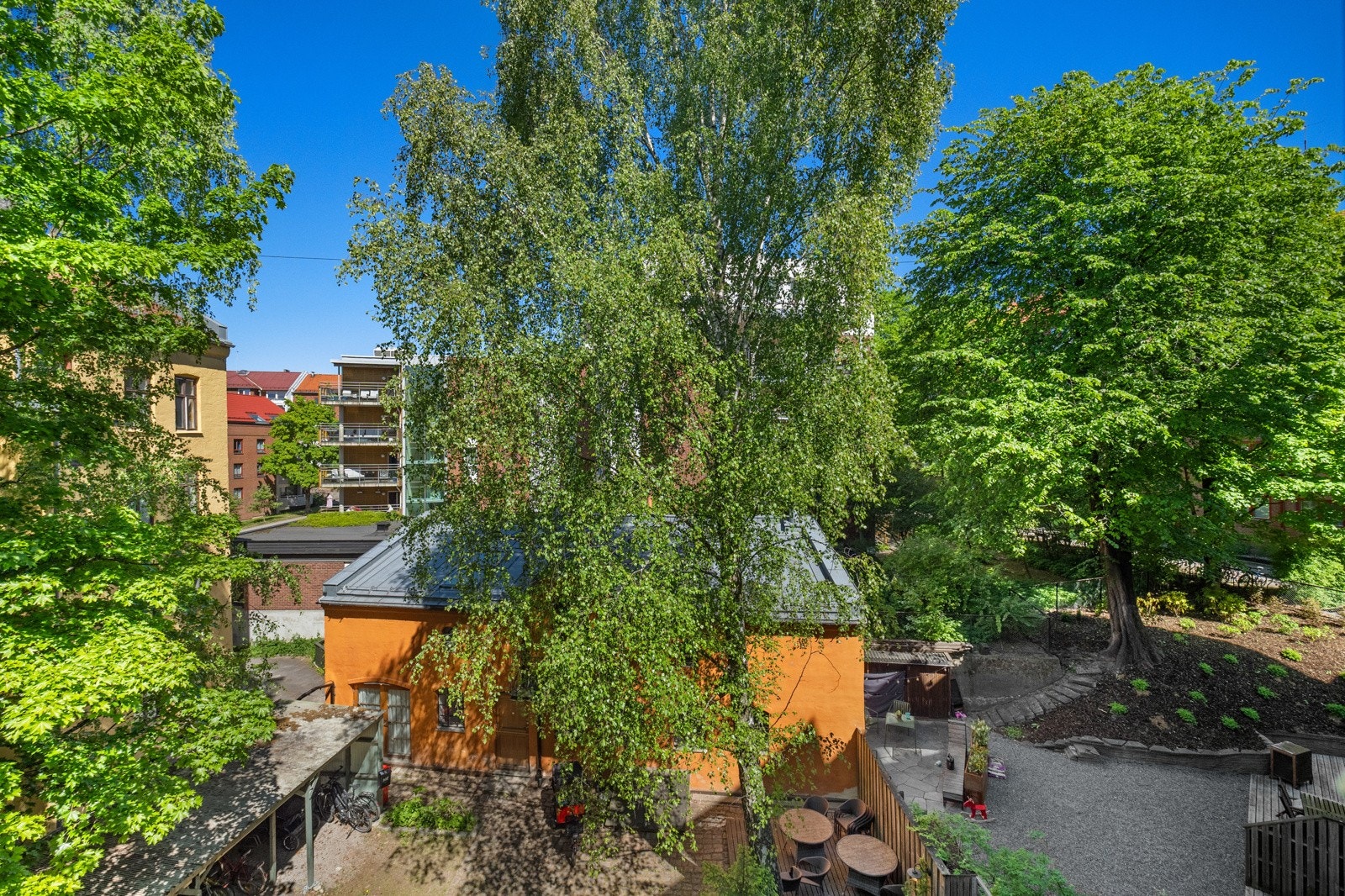 Den kommende balkongen blir ca. 4 kvm med klassisk spilerekkverk og fint utsyn til bakgårdsidyllen. Galleribilde