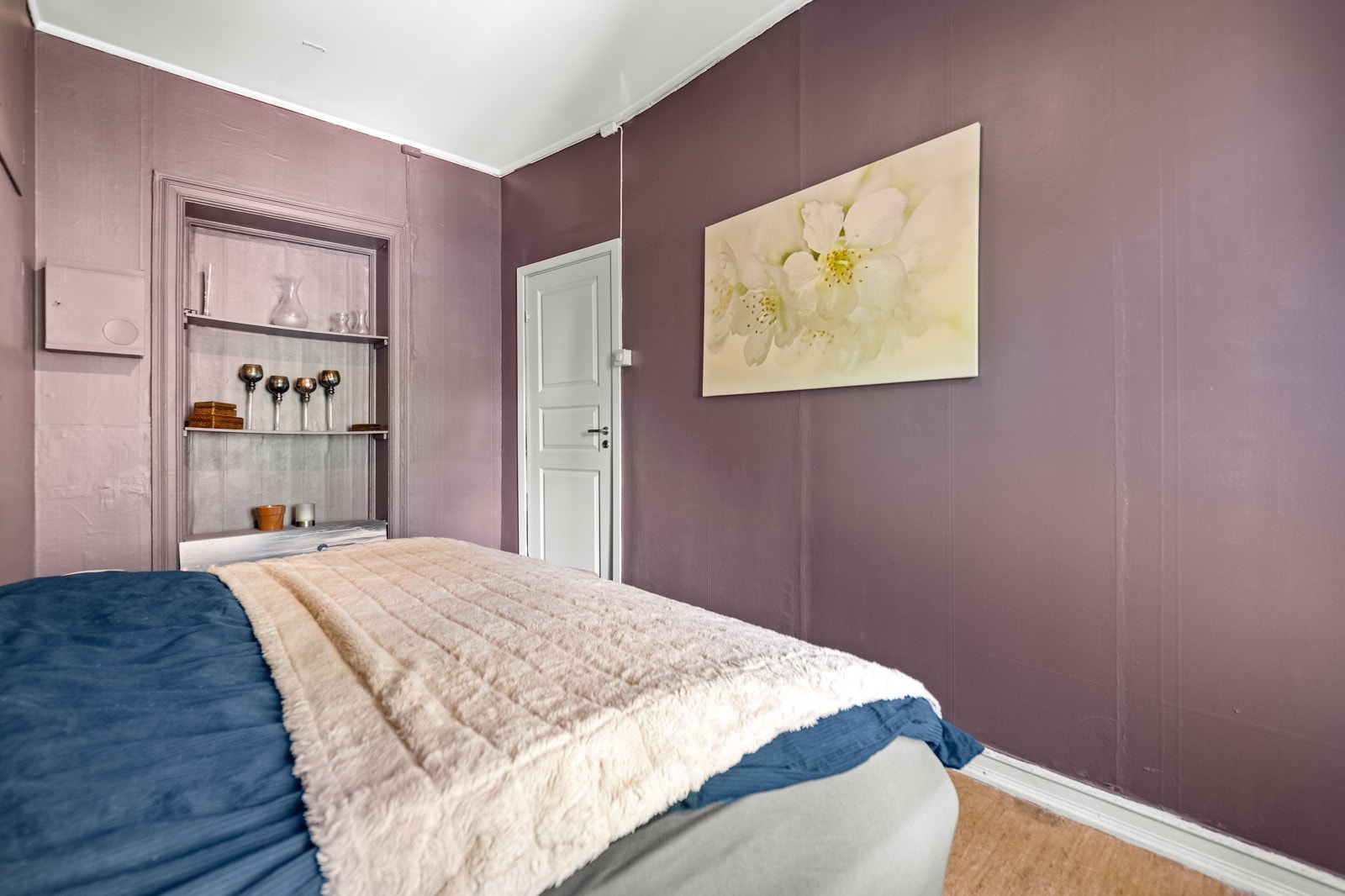 En tidligere døråpning er kledd igjen og omgjort til en kjekk bokhylle. Galleribilde