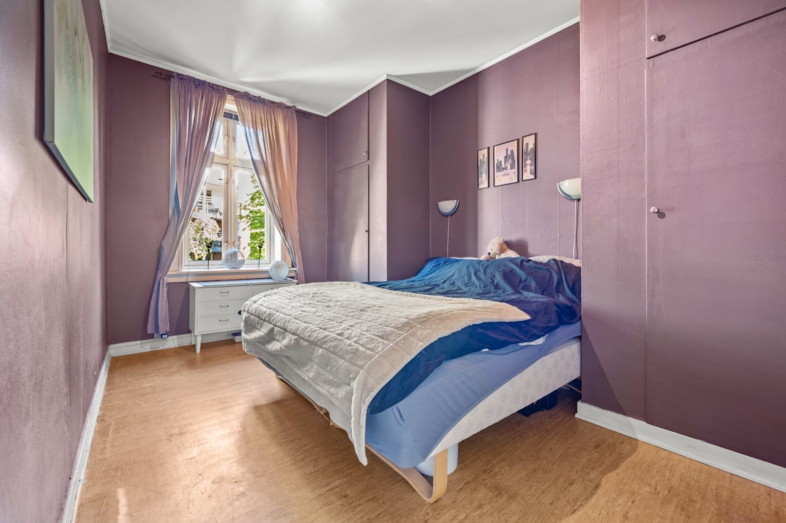 Soverommet har en god størrelse og er utstyrt med plassbygde garderobeskap på sidene av sengeplassen. Galleribilde