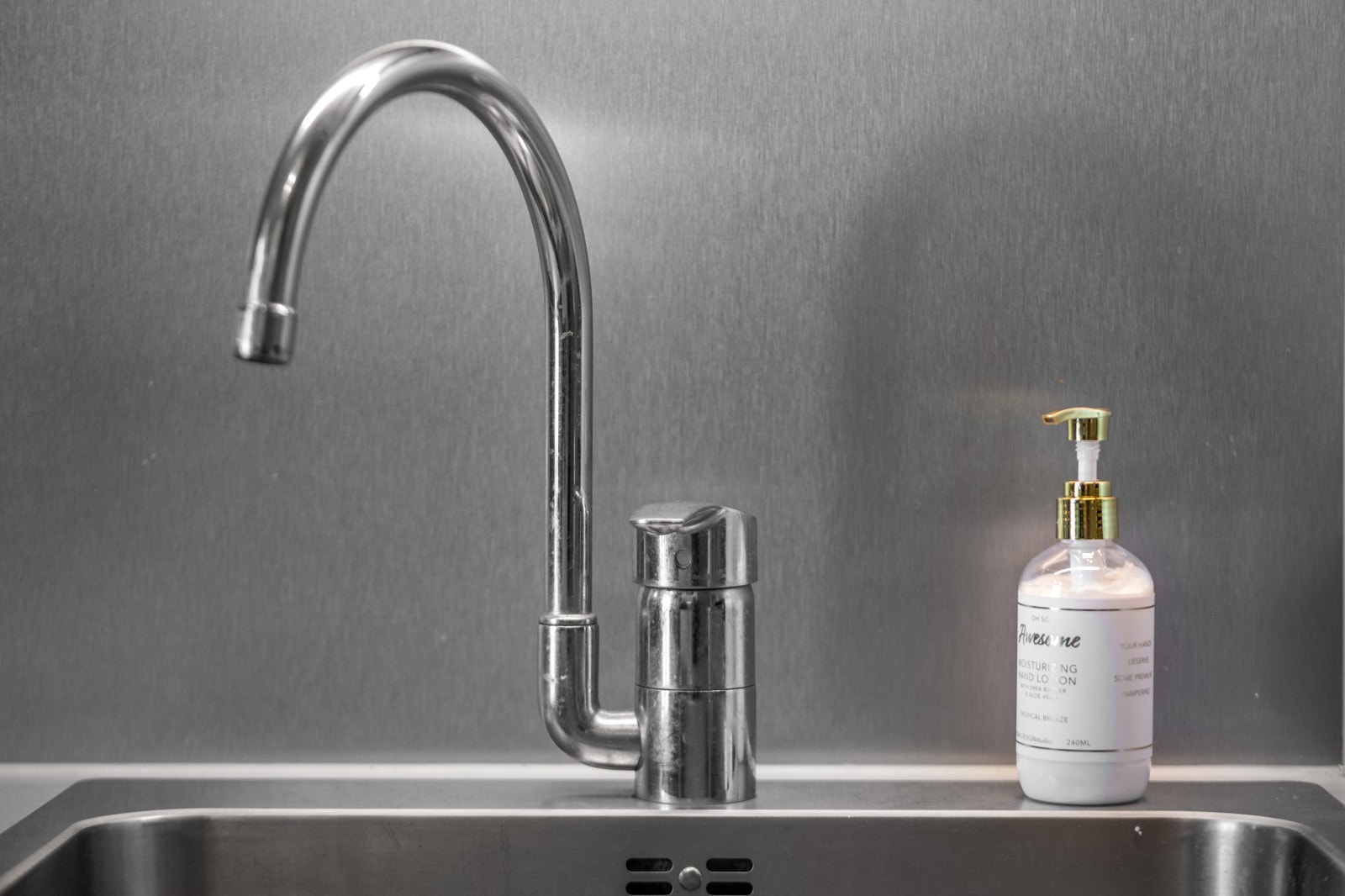 Kjøkkenet fikk ny innredning i 2018, med takoppforede skap, hvite fronter og benkeplate i laminat. Galleribilde