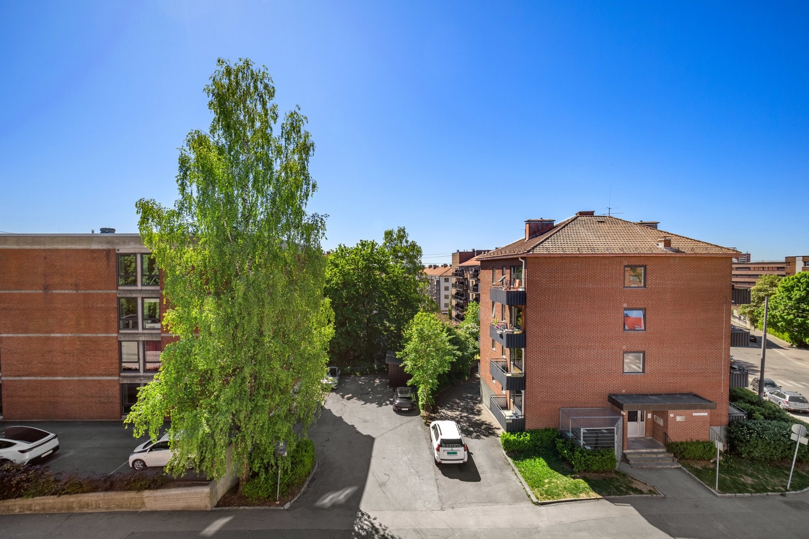 Stuen har flott utsyn mot nærmiljøet, og her er det god avstand til byggene på andre siden av gaten. Galleribilde