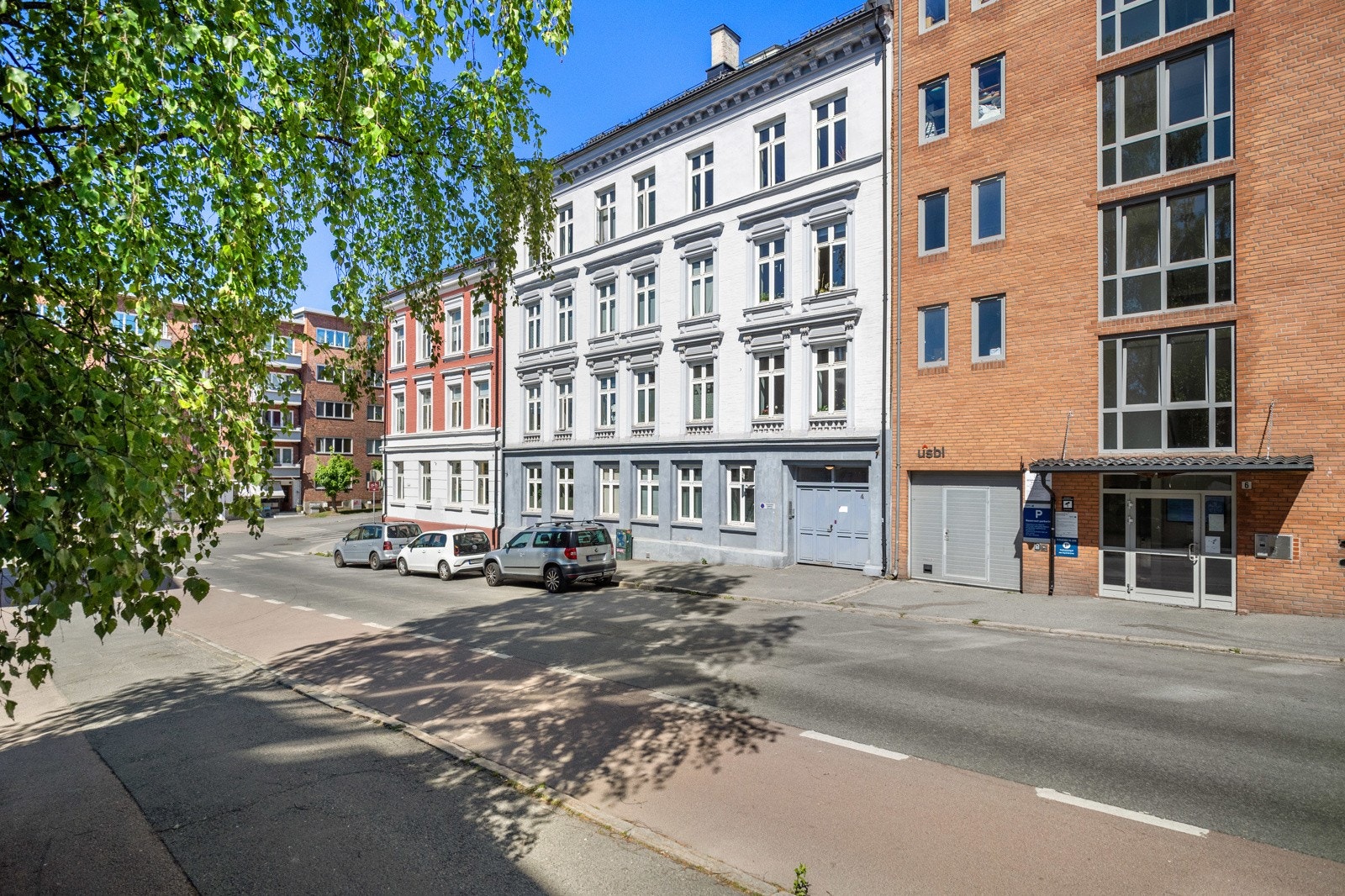 Velkommen til Brochmanns gate 4 A, en gjennomgående 2-roms i fjerde etasje, i en klassisk bygård fra 1890. Galleribilde