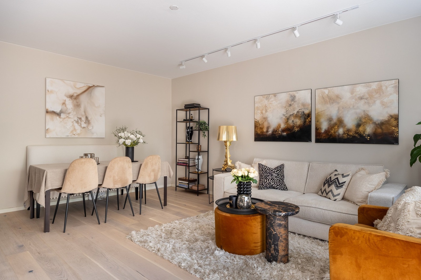 Parkettgulv fra 2023, samt vegg- og himlingsflater ble overflatebehandlet i 2023. Galleribilde