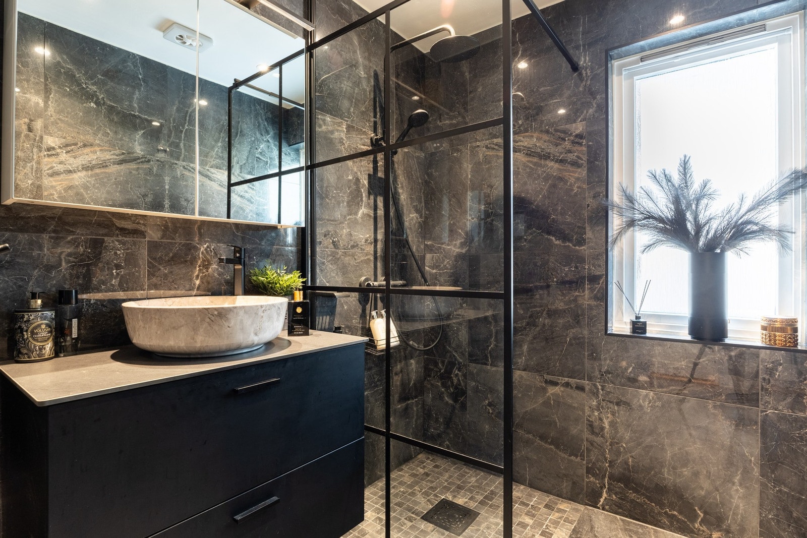 Vegghengt servantskap med glatte fronter og benkeplate av laminat med ovenpåliggende servant. Galleribilde