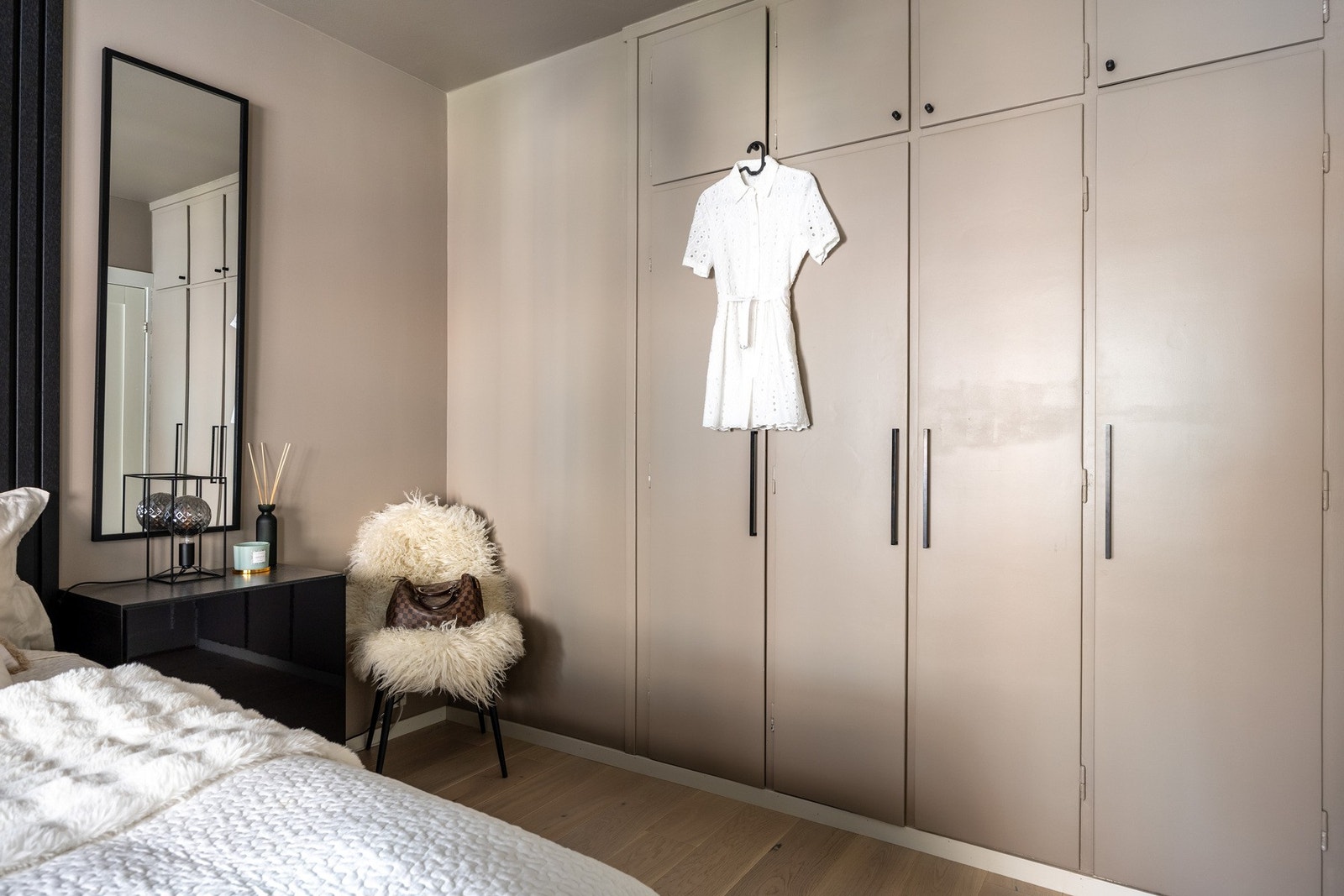 Innebygd garderobeskap, hvor man har rikelig med oppbevaring. Galleribilde