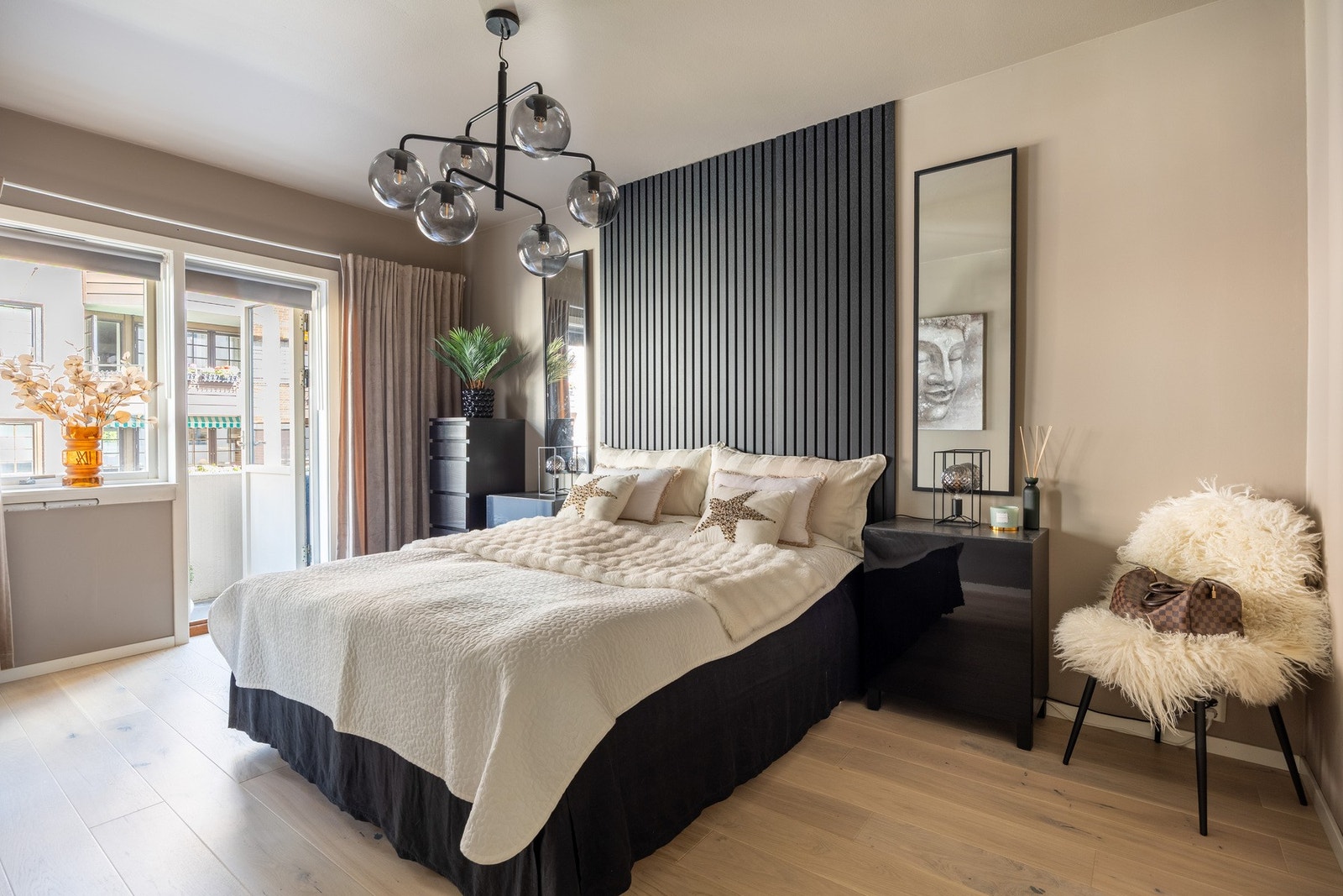 Leilighetens andre soverom med tilkomst til egen balkong. Galleribilde