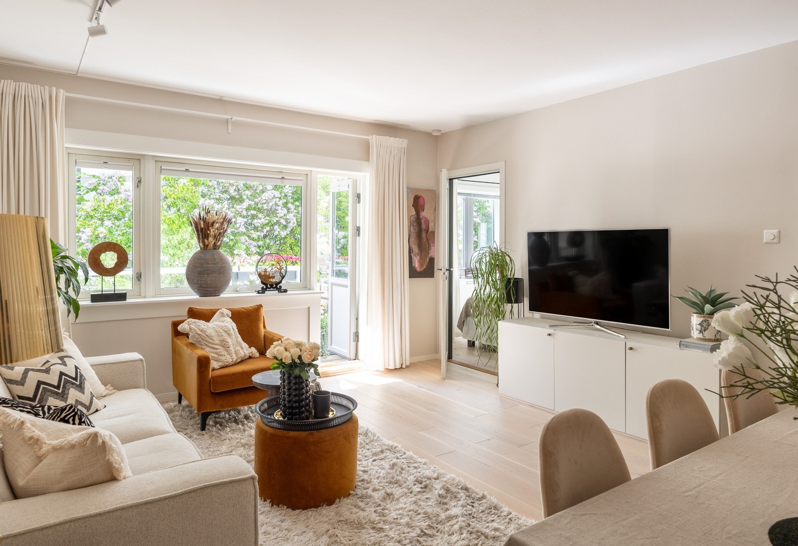 Leiligheten har store vindusflater som slipper inn mye naturlig lys. Galleribilde