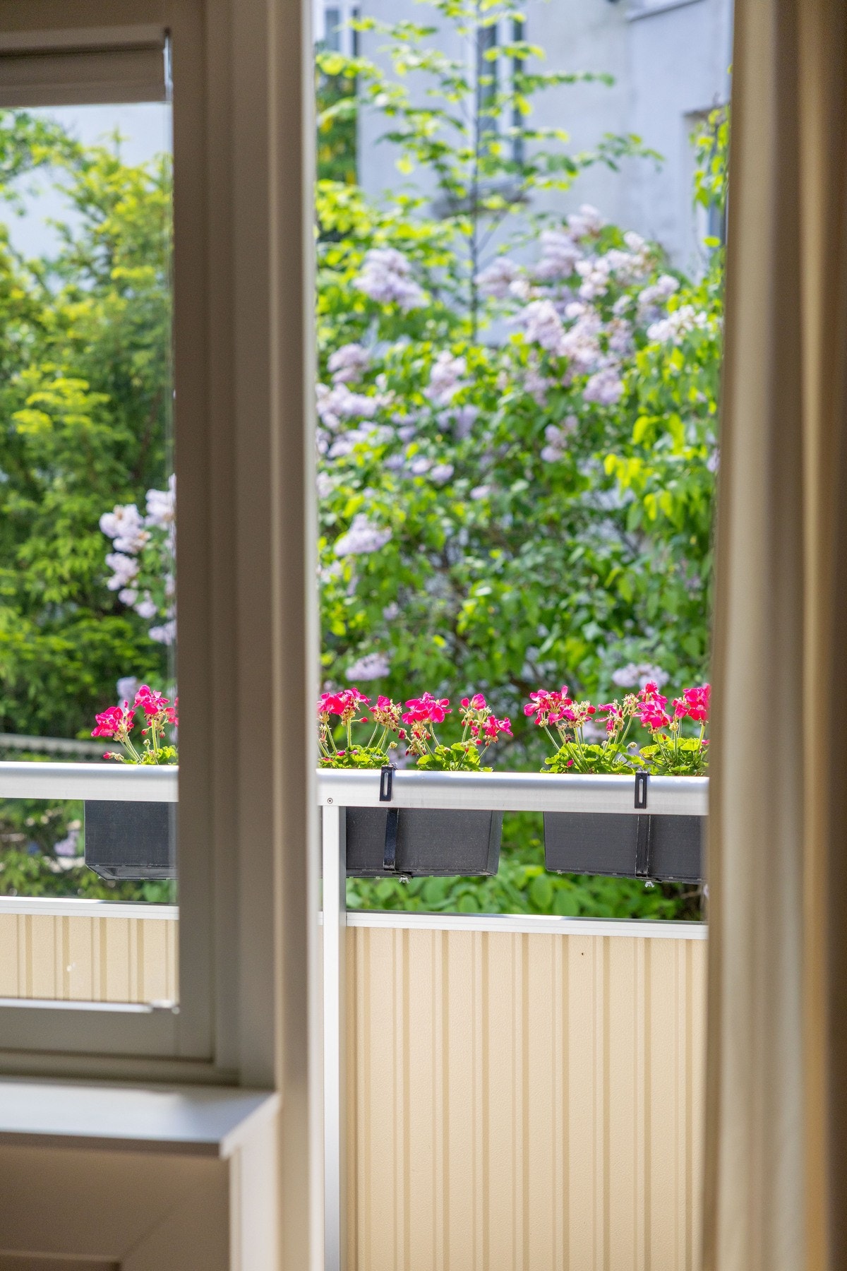 Utgang fra stue til balkong oppmålt til 5 kvm vendt mot rolig bakgård. Galleribilde