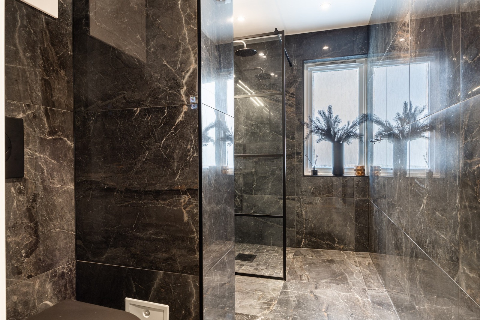 Lekkert baderom oppgradert i 2023 med flislagt gulv med varme. Galleribilde