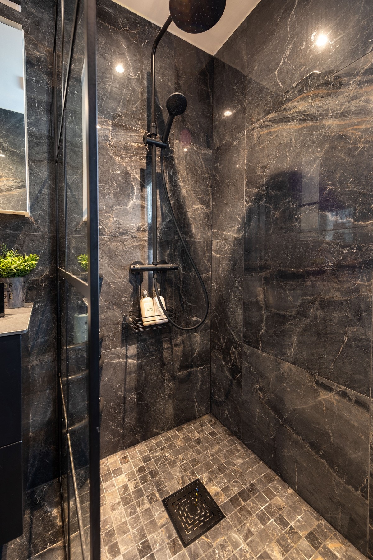 Stort dusjhjørne med fastmontert glassvegg. Galleribilde