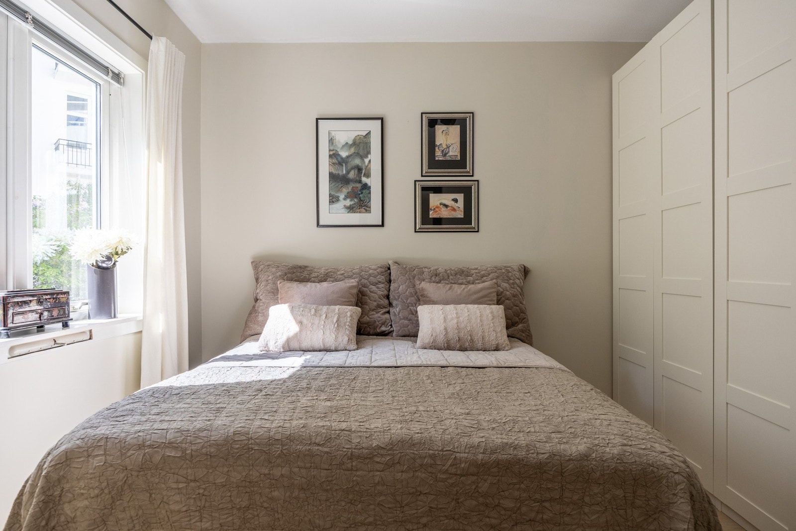 Begge soverommene er av god størrelse med plass til stor dobbeltseng. Galleribilde