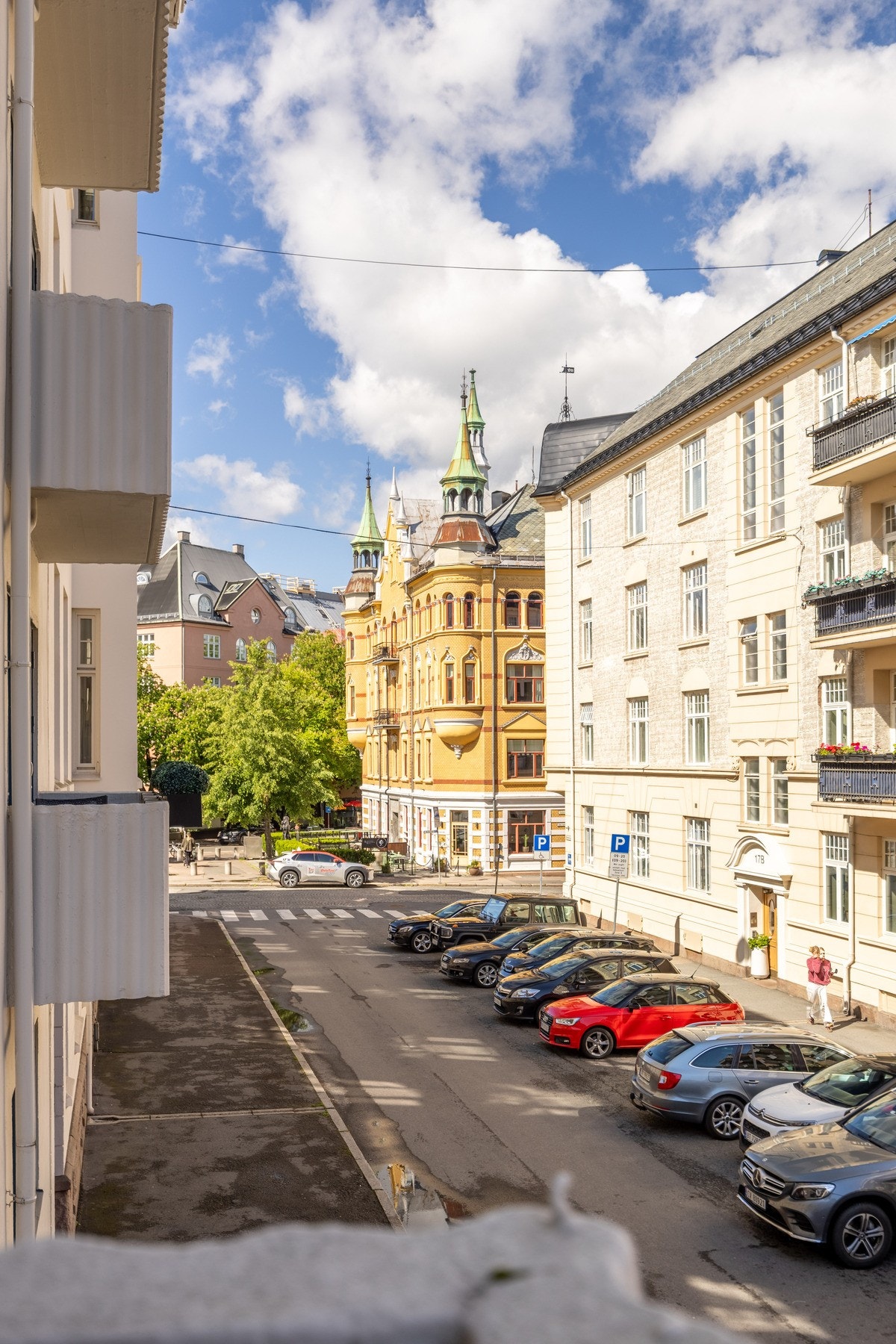 Balkongen er vendt mot Balchens gate som er en rolig enveiskjørt gate. Galleribilde