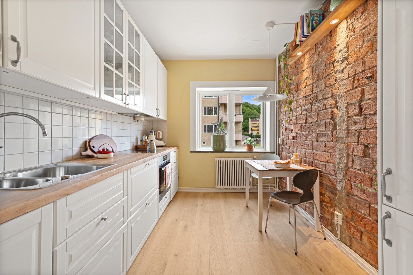 Separat og funksjonell kjøkkeninnredning fra IKEA med stilrene, profilerte fronter som gir et tidløst uttrykk. Galleribilde