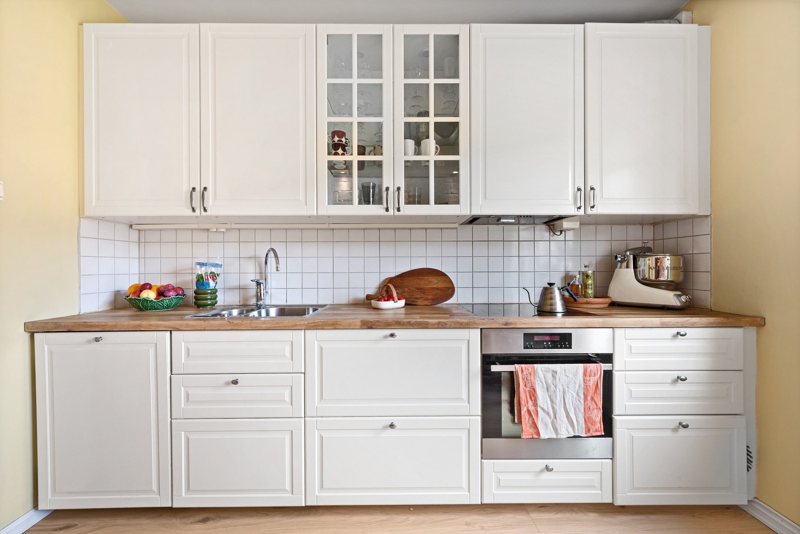 Benkeplaten i slitesterkt laminat kombinerer estetikk med praktisk brukervennlighet. Galleribilde