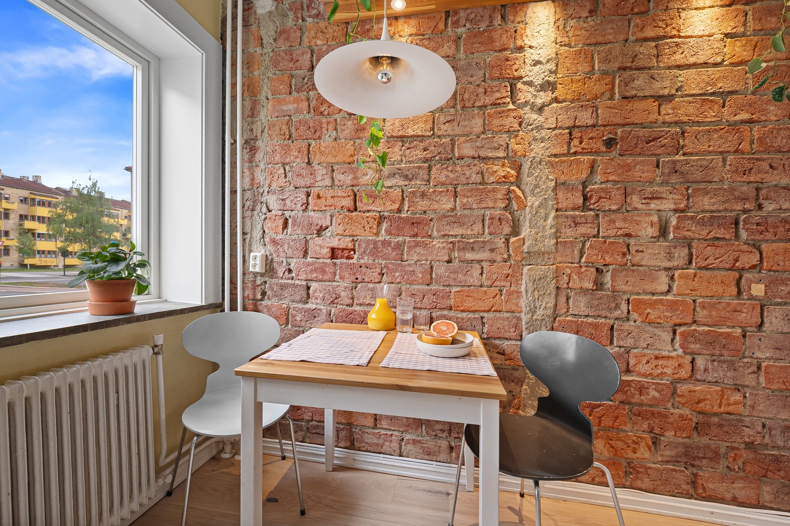 En hyggelig nisje med plass til to stoler gir en naturlig spiseplass - perfekt for morgenkaffen eller en rask frokost. Galleribilde