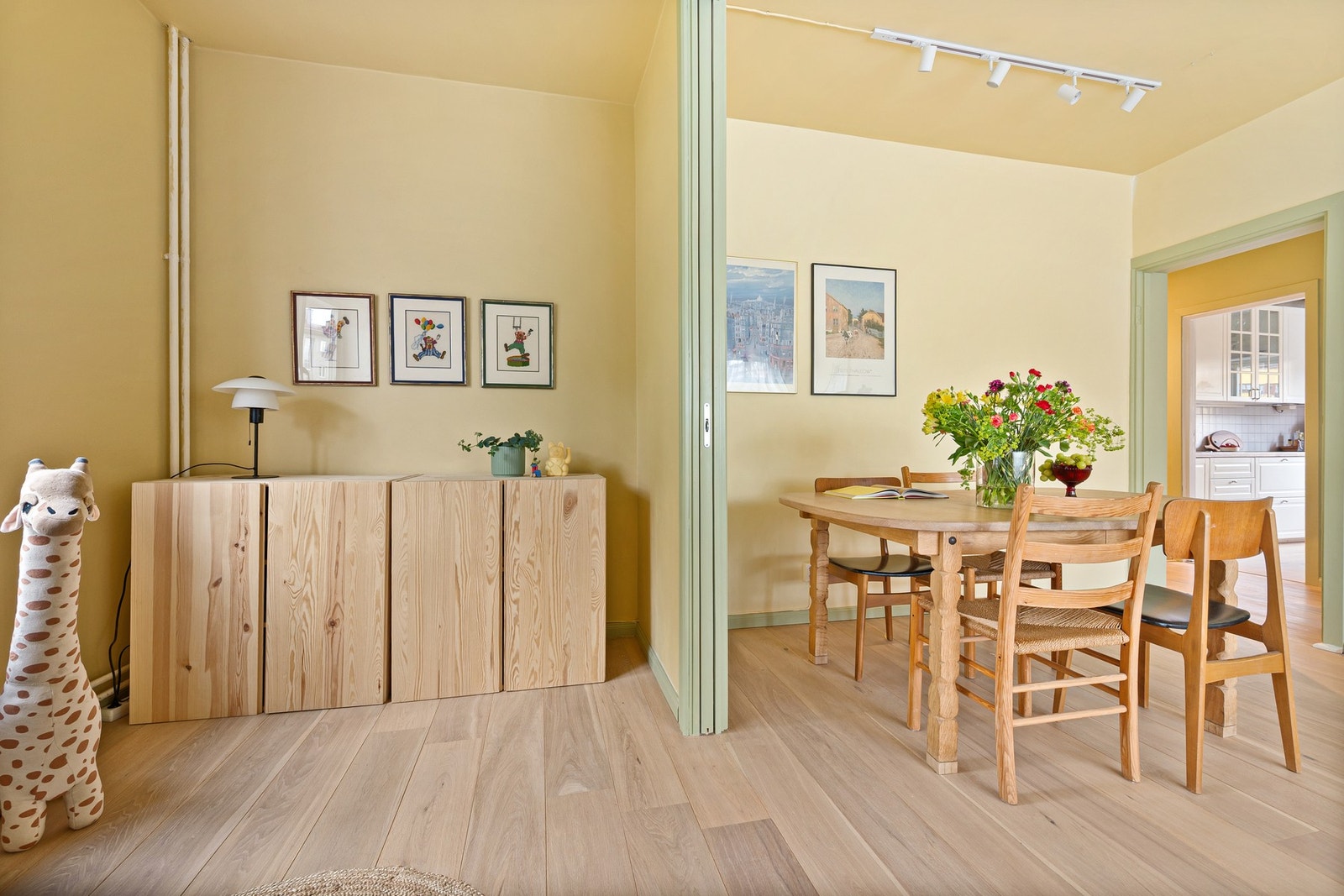 Fyring, varmtvann og kabel-TV er inkludert i felleskostnadene. Galleribilde