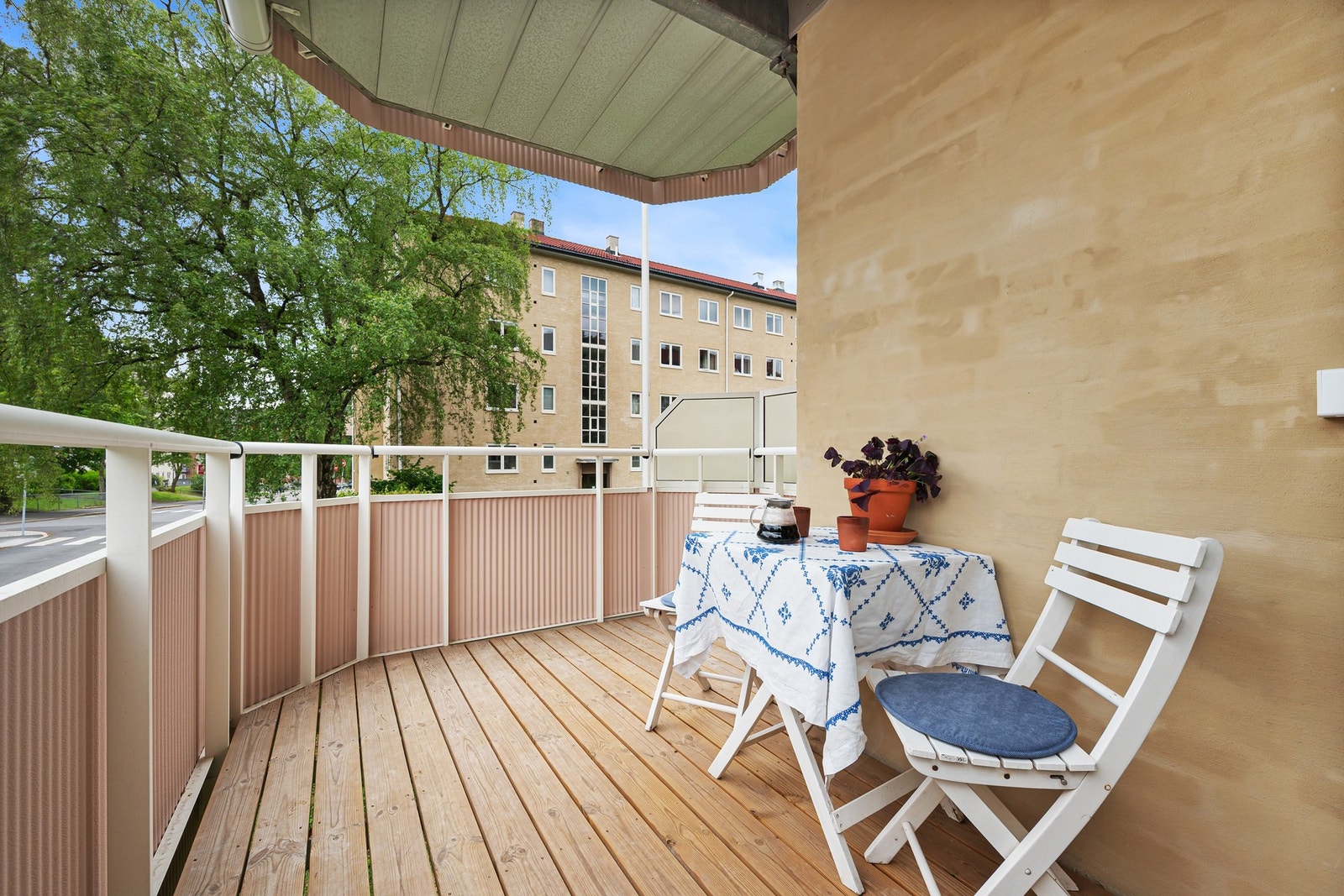 Leiligheten ligger i et sentralt, med bredt kollektivtilbud like ved leiligheten - og gangavstand til det aller meste! Galleribilde