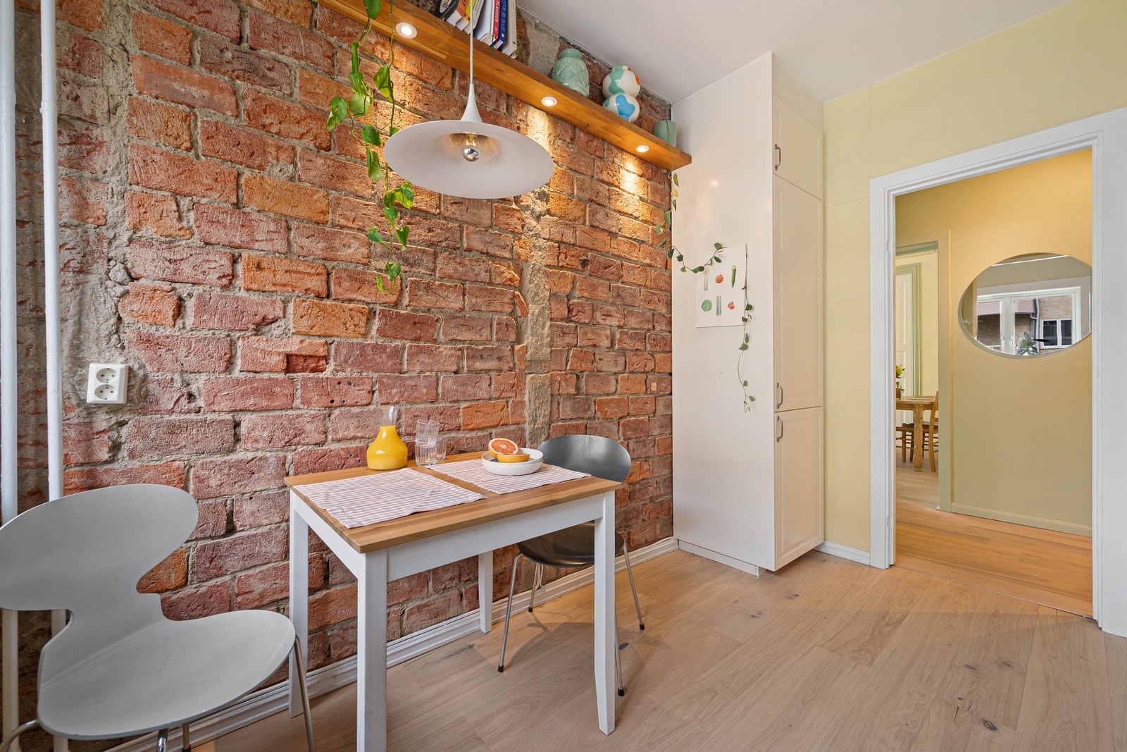 For ekstra sikkerhet er det installert både automatisk vannstopper og komfyrvakt, som bidrar til økt trygghet i hverdagen. Galleribilde