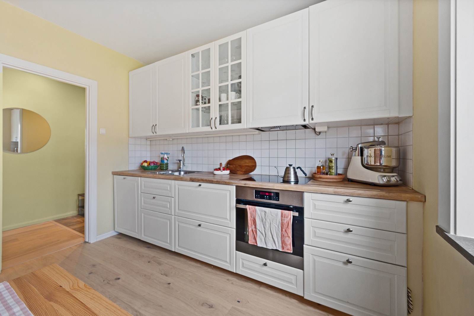 Kjøkkenet er utstyrt med integrerte hvitevarer, inkludert kjøl-/fryseskap, oppvaskmaskin, induksjonstopp og stekeovn. Galleribilde