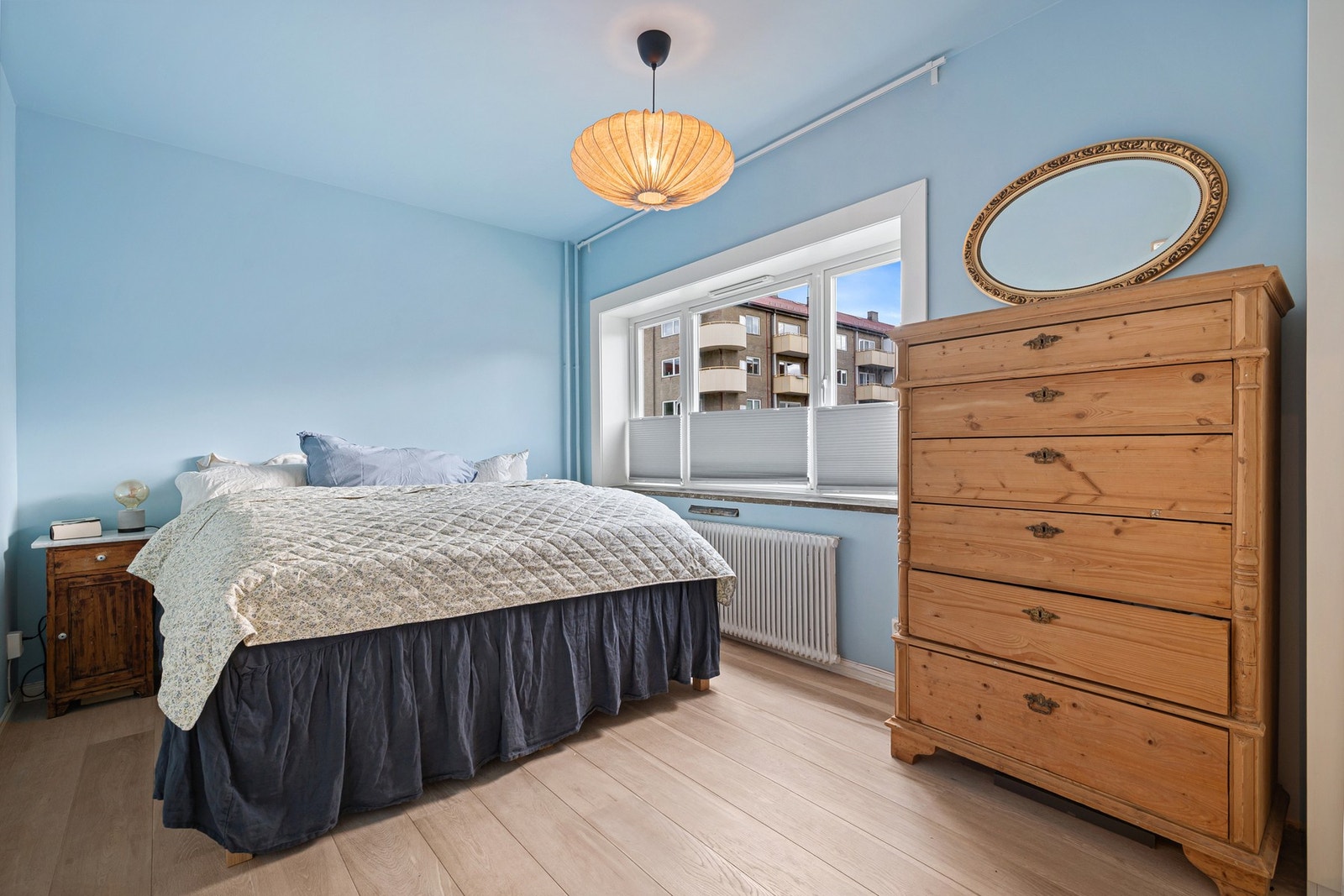 Hovedsoverommet har en generøs størrelse med plass til en bred seng og nattbord på hver side, og de praktiske garderobeskapene byr på svært god oppbevaringsplass. Galleribilde