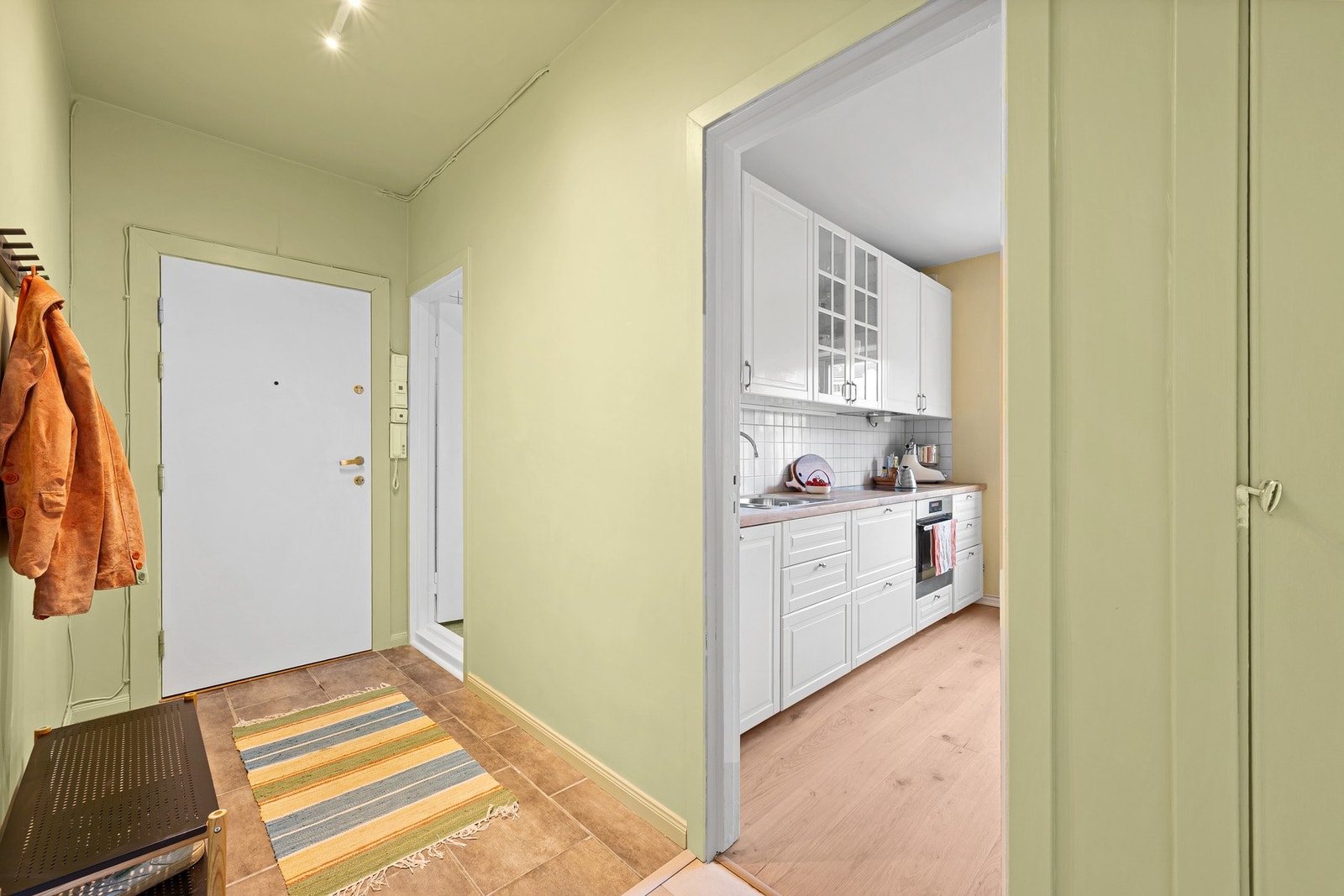 Velkommen inn! Entréen ønsker deg velkommen med et lyst og innbydende uttrykk, der veggene er malt i en moderne og stilren fargetone. Galleribilde