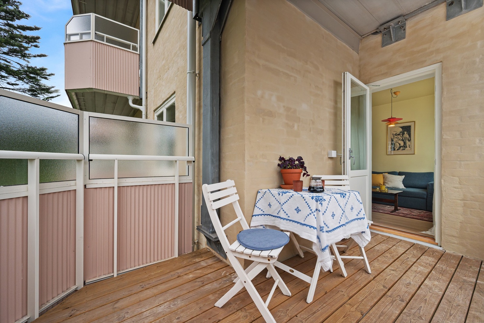 Den vestvendte balkongen på 8 m² er en perfekt uteplass for å nyte ettermiddager og varme sommerkvelder. Galleribilde