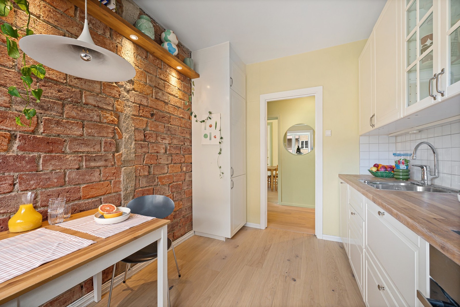 Kjøkkenventilatoren er elegant integrert i overskapet og har avtrekk ut, noe som sikrer god luftkvalitet og effektiv fjerning av matos. Galleribilde