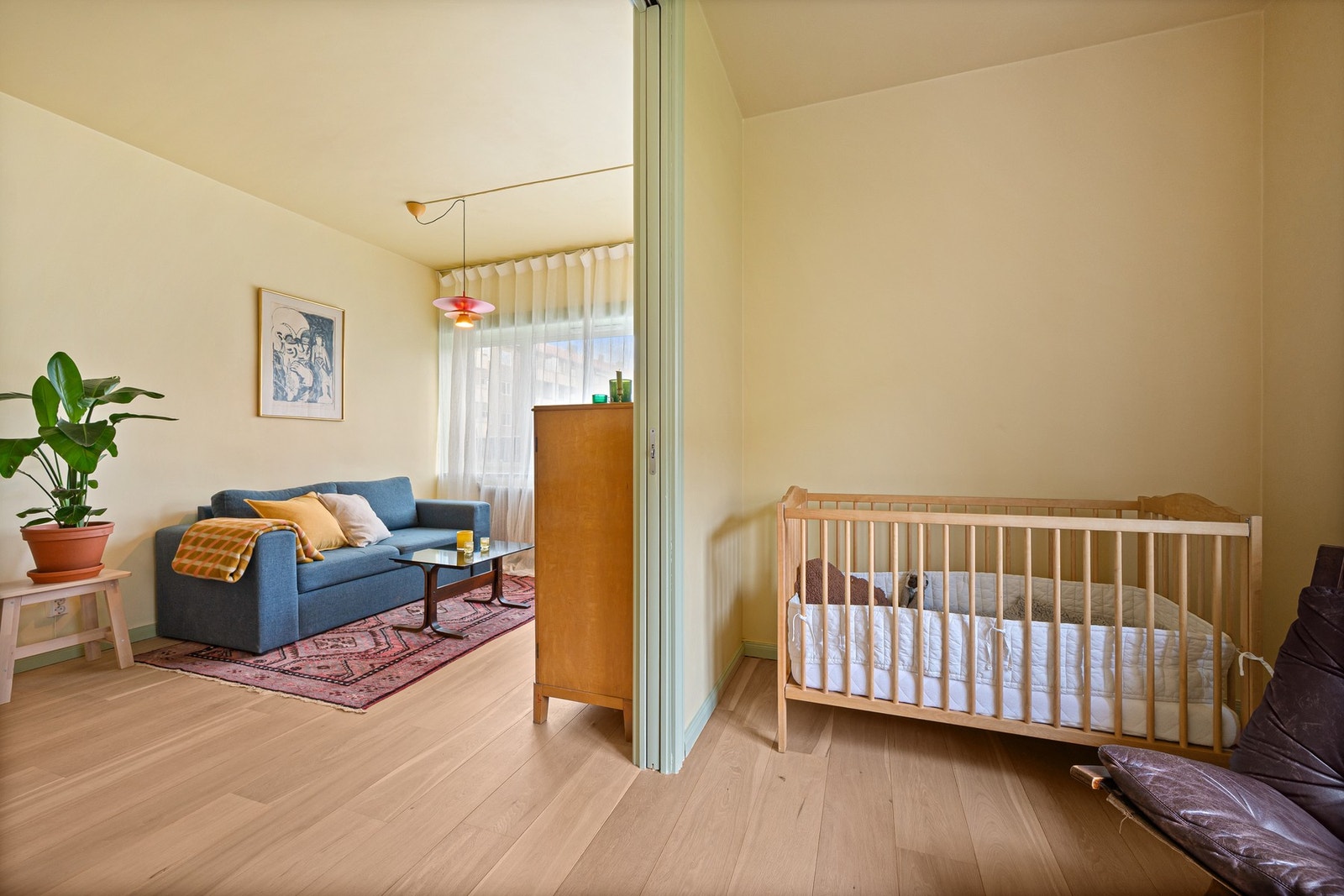 Boligen byr på soverom med store skyvedører som gir rommet en fleksibel funksjon. Her kan du enkelt benytte rommet som et tradisjonelt soverom - eller åpne opp dørene og skape en naturlig forlengelse av stuen. Galleribilde