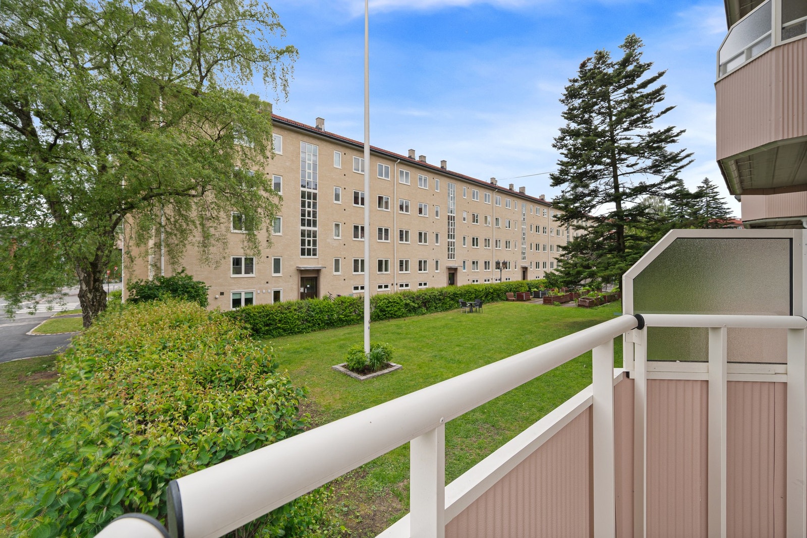Fra balkongen kan du nyte et trivelig utsyn mot grønne omgivelser. Galleribilde