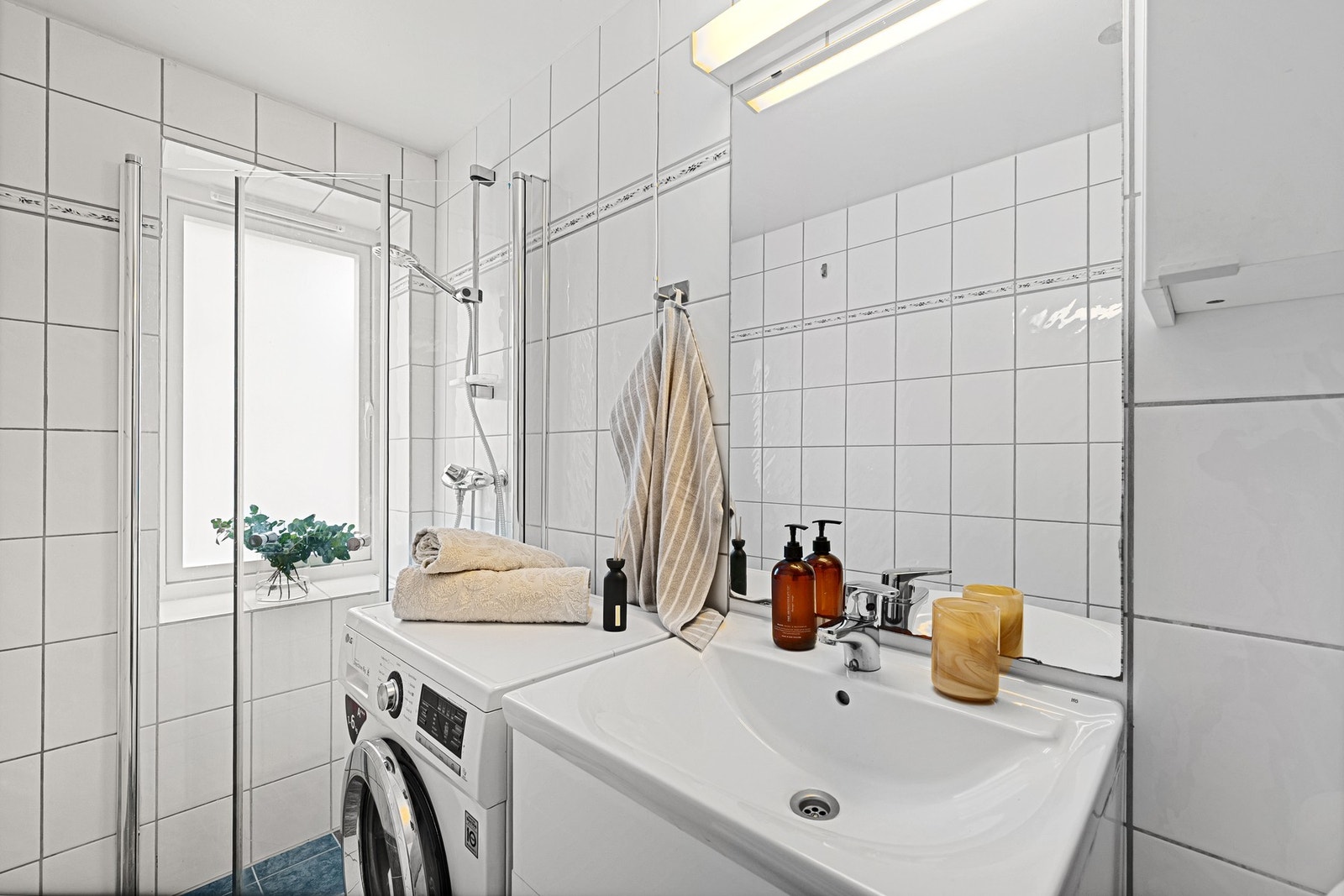 Det er tilrettelagt for vaskemaskin, noe som bidrar til god funksjonalitet. Galleribilde