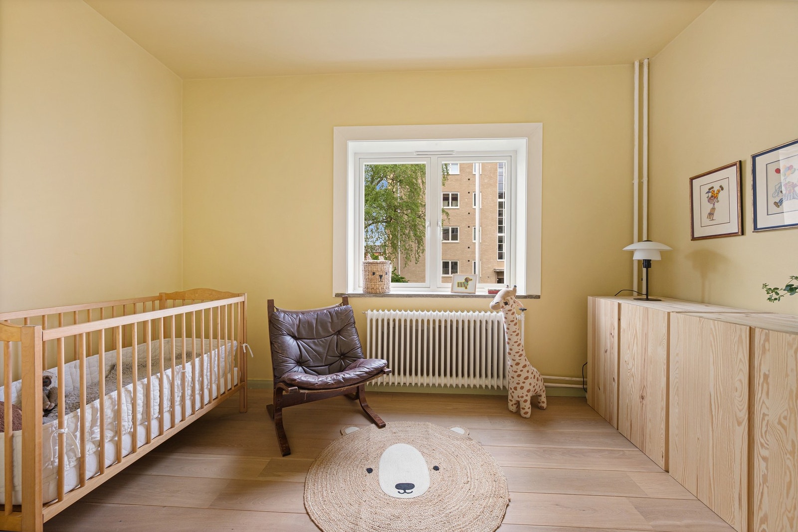 Soverommet er i dag innredet som et hyggelig barnerom, men har mange muligheter for tilpasning. Galleribilde