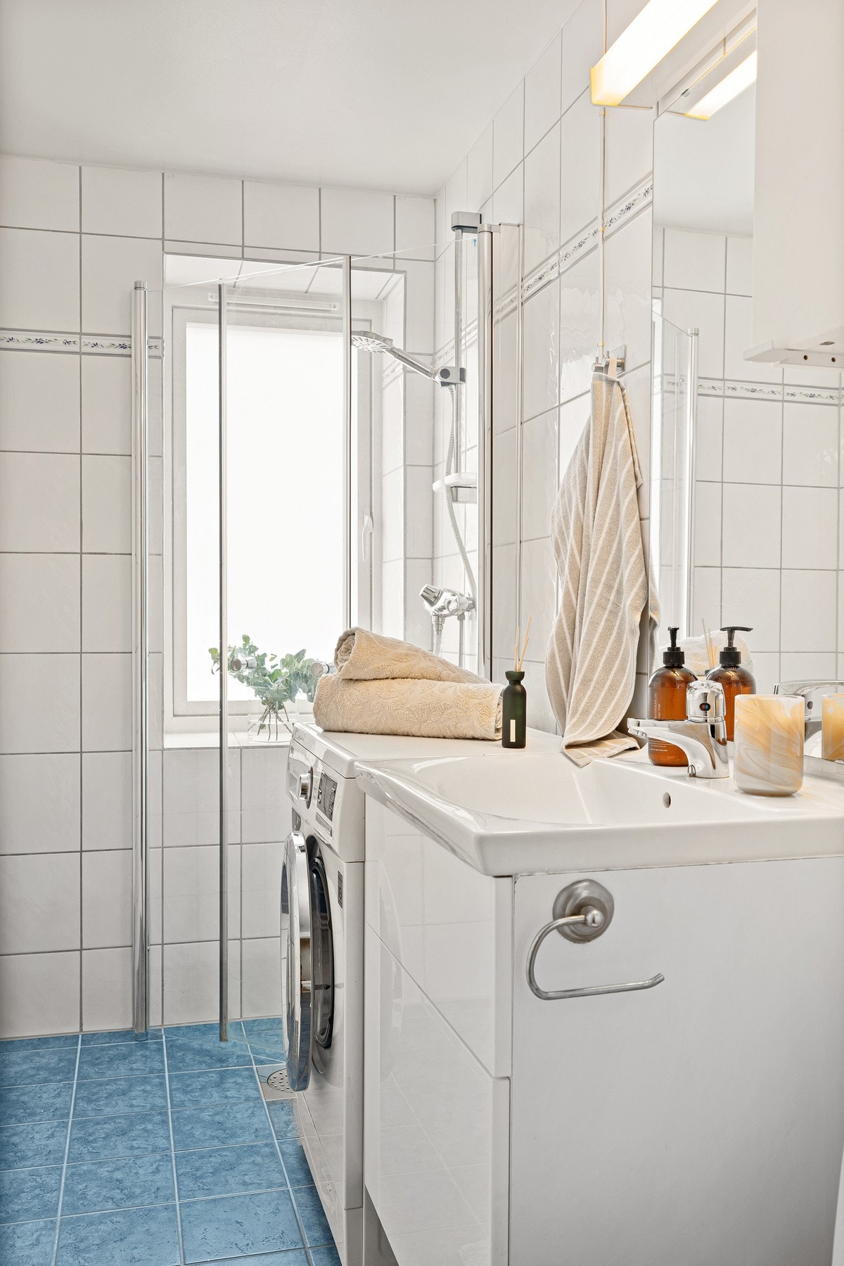 Baderommet ble oppgradert av borettslaget i 2004. Galleribilde