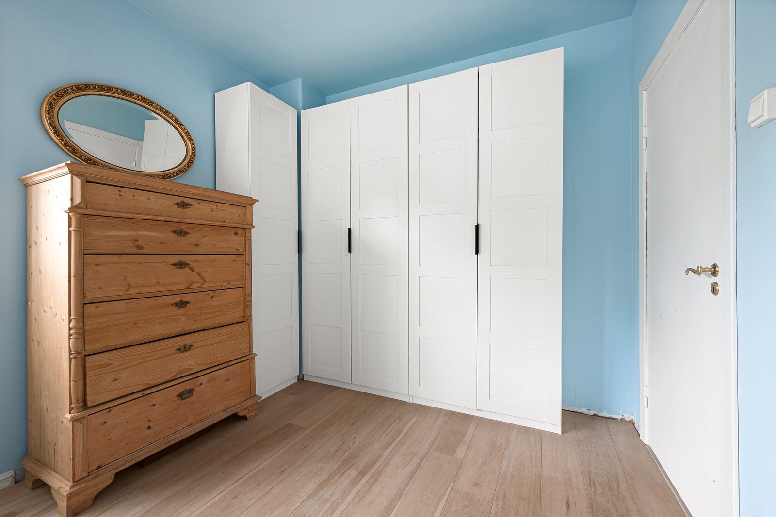 Det er godt med oppbevaringsløsninger i garderobene. Galleribilde