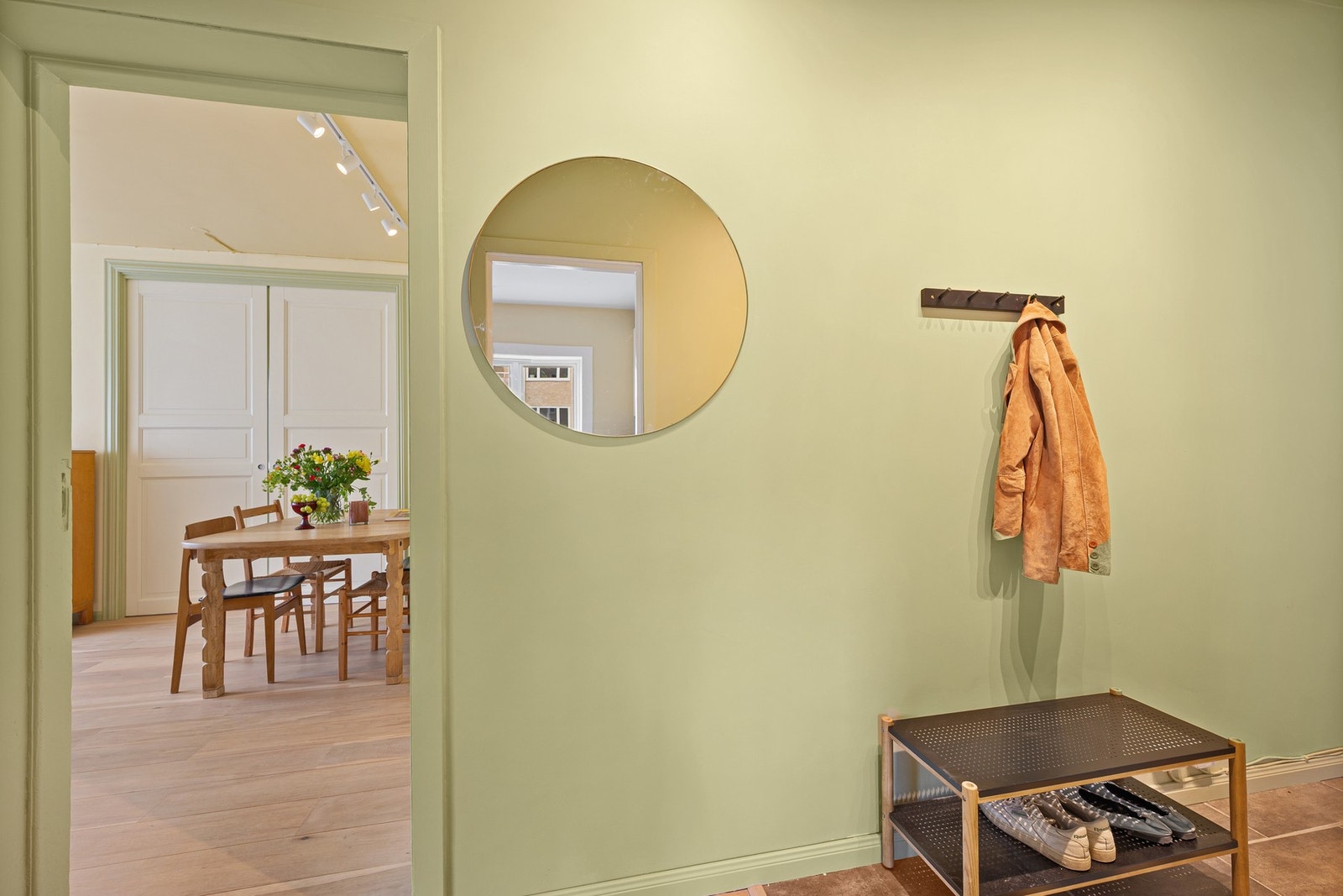 Her er det godt med plass til å henge fra seg yttertøy og sette fra seg skoene, slik at inngangspartiet føles både praktisk og ryddig. Galleribilde