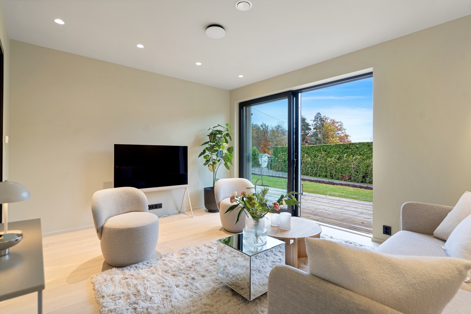 Stue/alternativt soverom nr 3 med utgang til solrik terrasse og egen hagedel Galleribilde