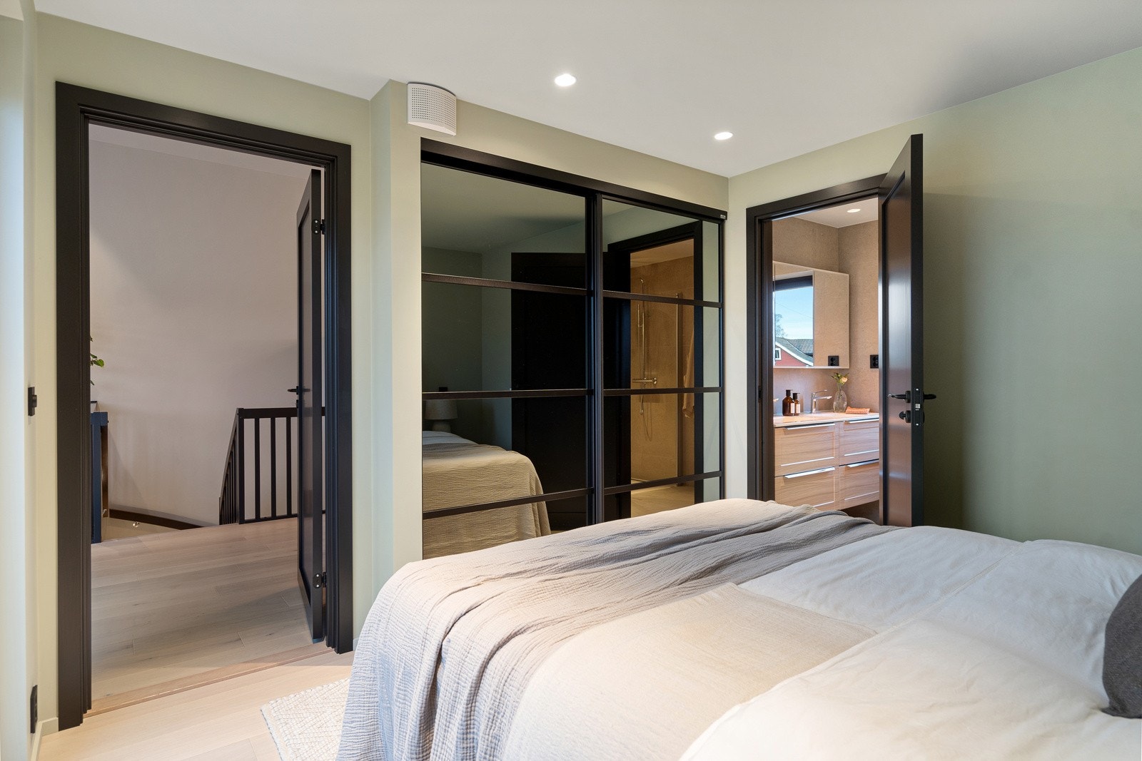 Hovedsoverom med eget bad, elfa skyvedørgarderobe og utgang til balkong Galleribilde