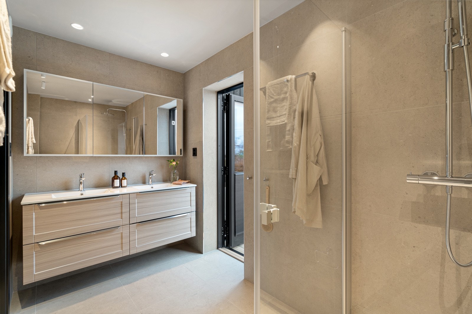 Master bad har utgang til balkong Galleribilde