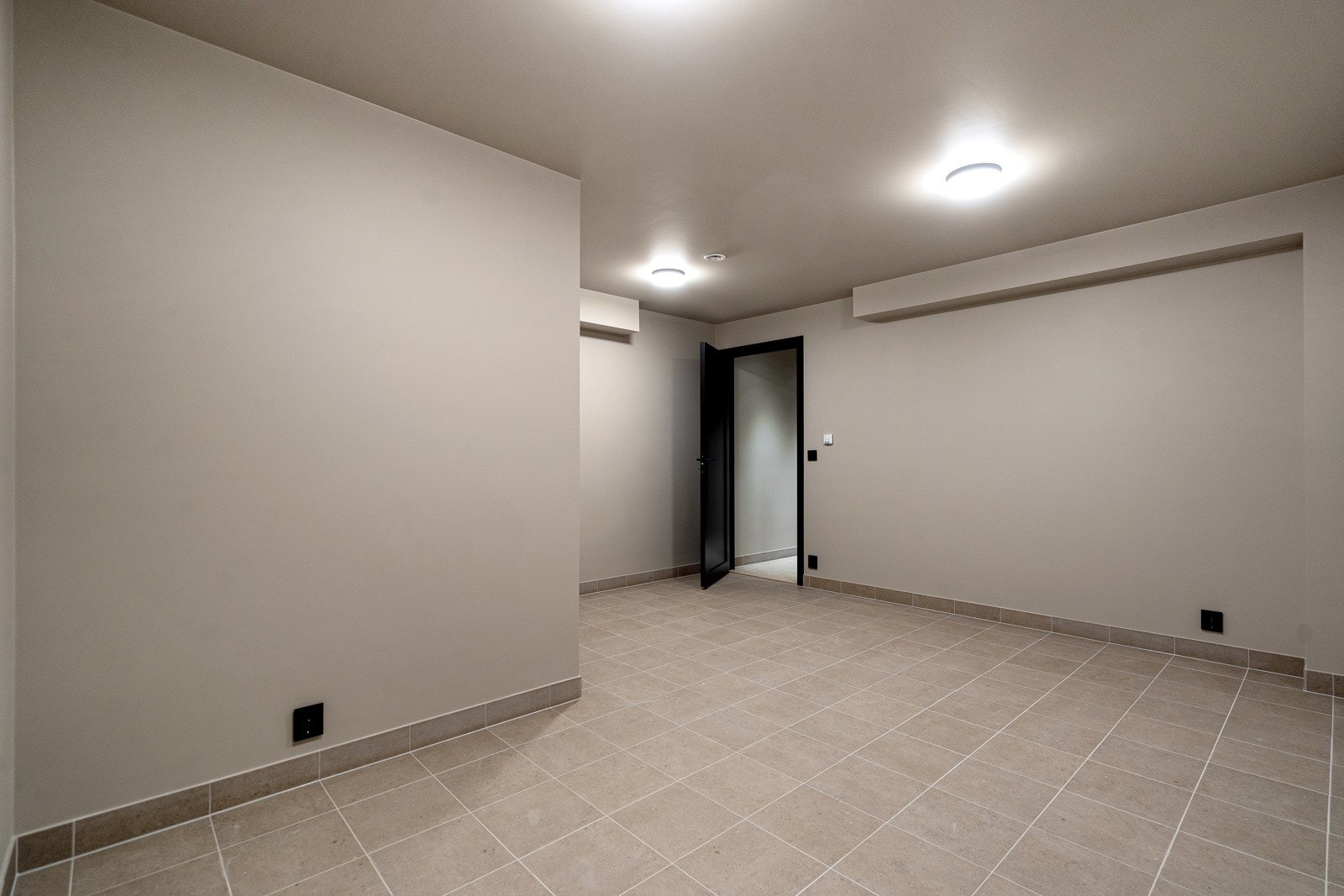 Innredet rom i kjeller med mange bruksmuligheter! Lekerom, trimrom, hobbyrom! Galleribilde