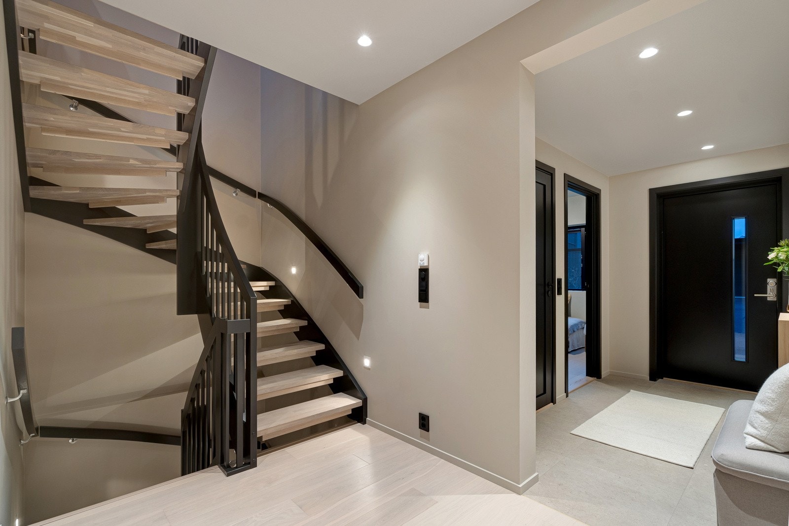 Lekker trapp binder alle tre etasjene i sammen - Spotter i trappeløp Galleribilde