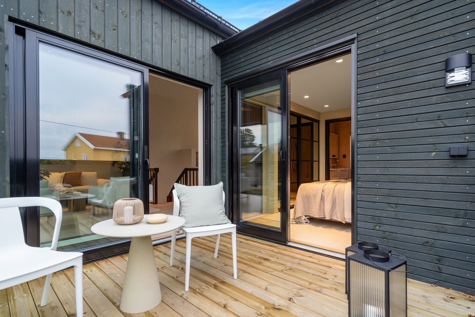 Balkong mot syd har adkomst via både stue og hovedsoverom Galleribilde