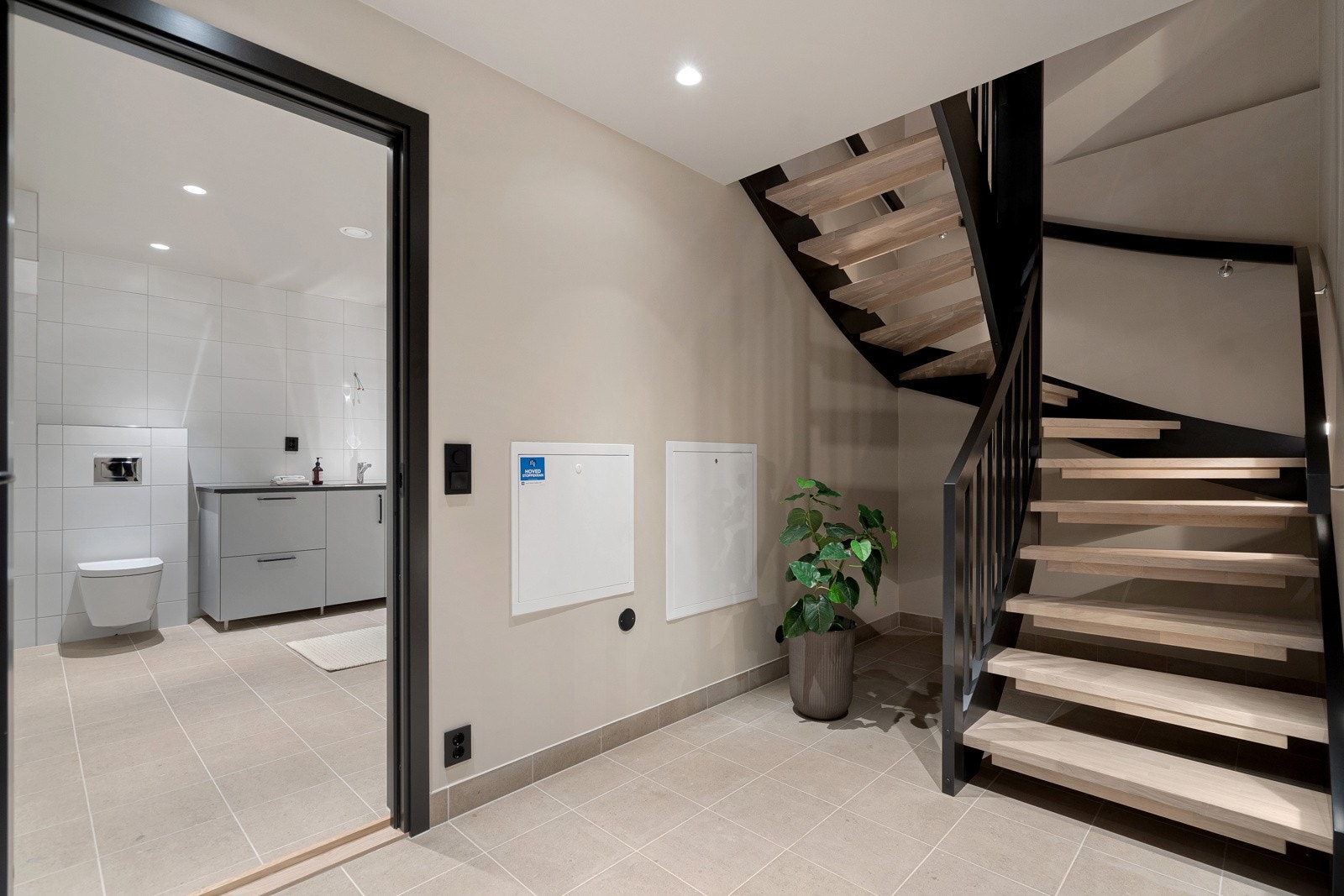 Romslig underetasje med stort vaskerom/bad, trappegang og stort, innredet bod rom med mange muligheter Galleribilde