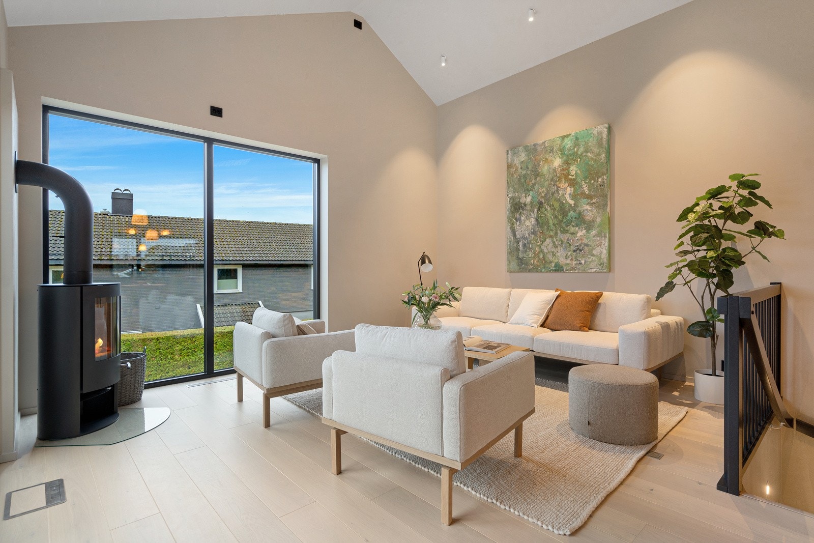 Peisovn og vannbåren gulvvarme - Høy himling Galleribilde