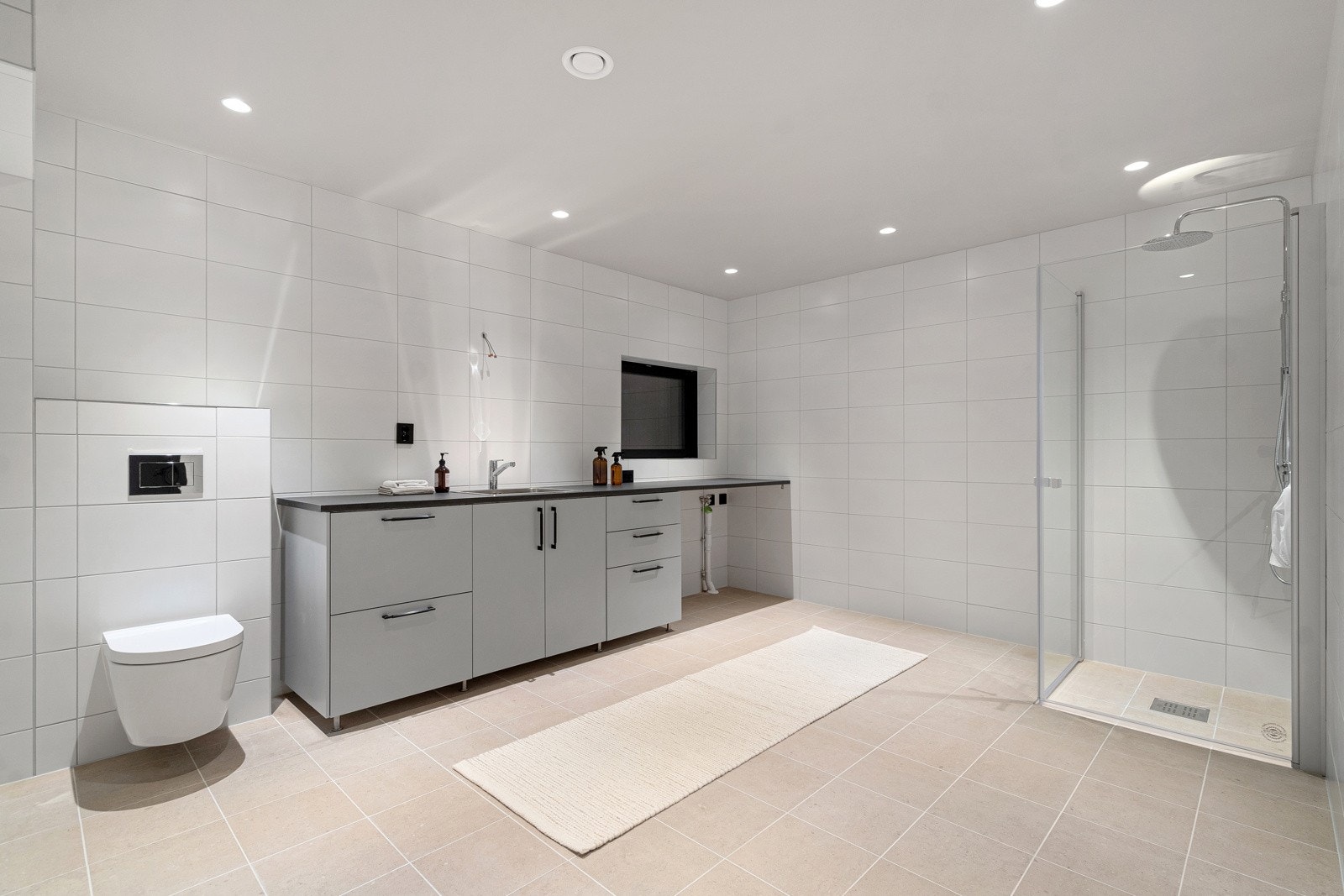 Stort vaskerom/bad nr 3 i kjeller. Et herlig rom med utrolig god plass Galleribilde