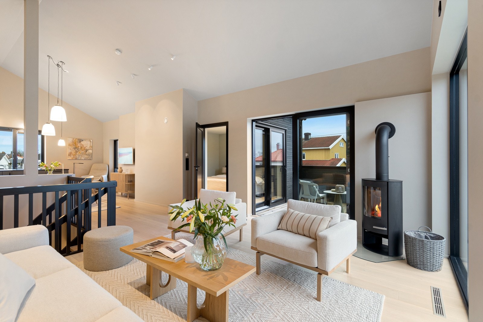 Lys og åpen stue med meget høy himling! Galleribilde