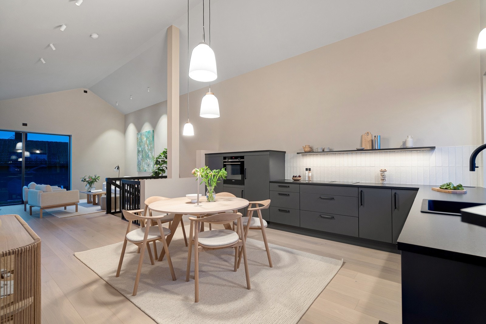 Kjøkken i åpen løsning mot stuen Galleribilde