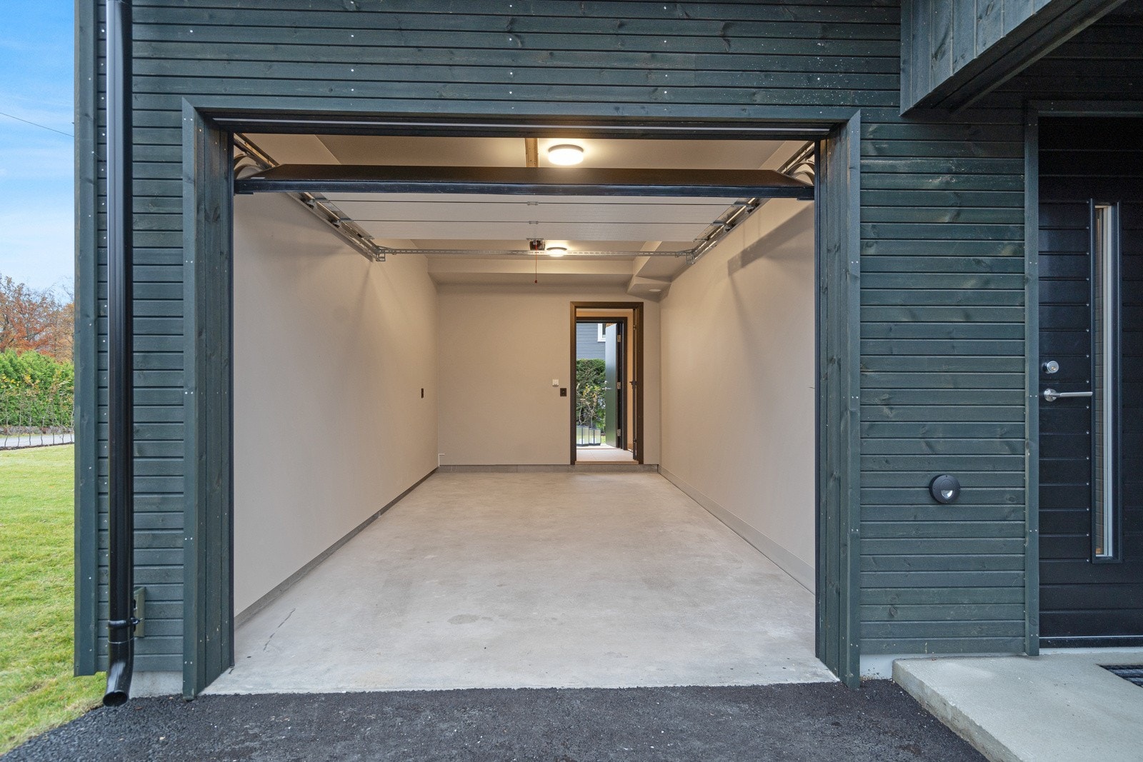 Isolert garasje med vannbåre varme samt el.billader samt bod i bakkant -Dette bilde er fra nabo boligen Galleribilde